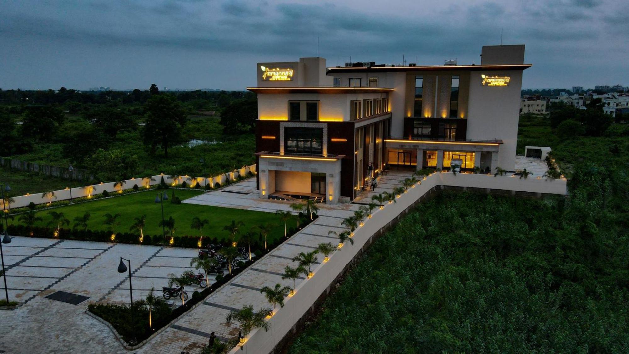 Krishna'S Courtyard Hotel & Convention Urāli Exteriör bild